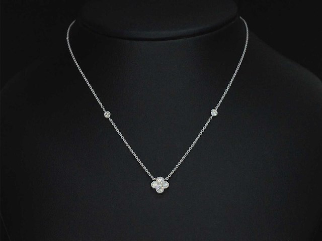 Witgouden collier met diamanten hanger klaver vier - afbeelding 2 van  7