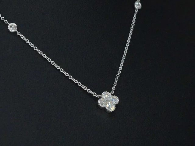 Witgouden collier met diamanten hanger klaver vier - afbeelding 1 van  8