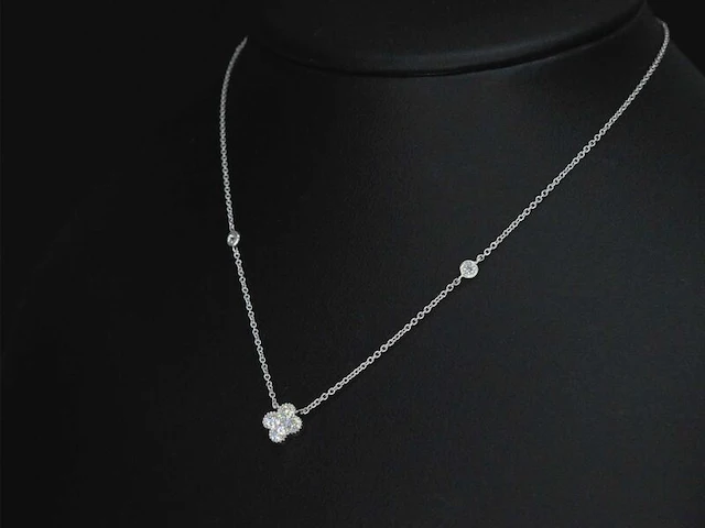 Witgouden collier met diamanten hanger klaver vier - afbeelding 3 van  8