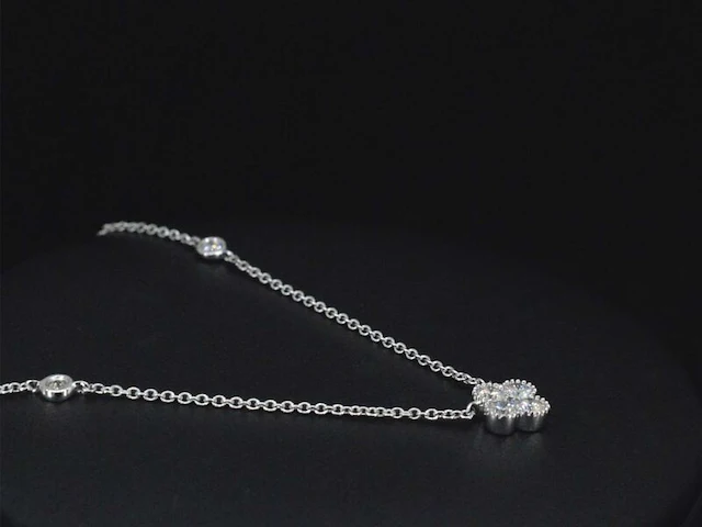 Witgouden collier met diamanten hanger klaver vier - afbeelding 4 van  8