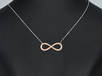 Witgouden collier met een rosegouden diamanten infinity hanger - afbeelding 2 van  9
