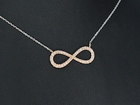 Witgouden collier met een rosegouden diamanten infinity hanger - afbeelding 4 van  9