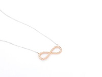 Witgouden collier met een rosegouden diamanten infinity hanger - afbeelding 6 van  9