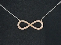 Witgouden collier met een rosegouden diamanten infinity hanger