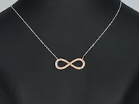 Witgouden collier met een rosegouden diamanten infinity hanger - afbeelding 2 van  9