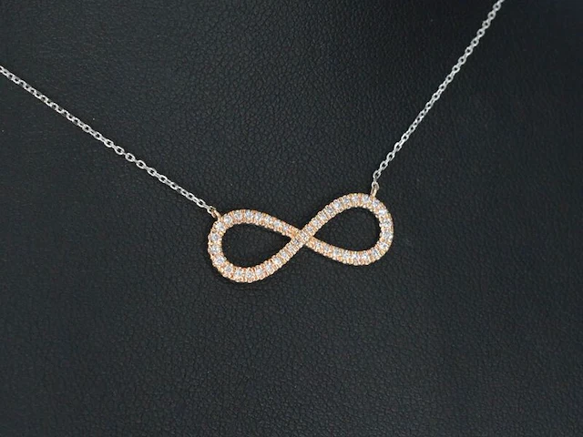 Witgouden collier met een rosegouden diamanten infinity hanger - afbeelding 4 van  9