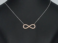 Witgouden collier met een rosegouden diamanten infinity hanger - afbeelding 2 van  7