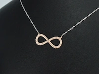 Witgouden collier met een rosegouden diamanten infinity hanger - afbeelding 3 van  7