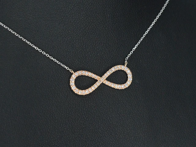 Witgouden collier met een rosegouden diamanten infinity hanger - afbeelding 4 van  7