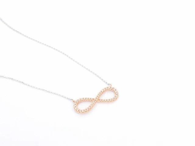 Witgouden collier met een rosegouden diamanten infinity hanger - afbeelding 6 van  7