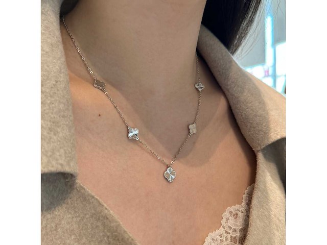 Witgouden collier met klaver design rhodium verguld - afbeelding 6 van  7