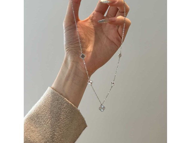 Witgouden collier met klaver design rhodium verguld - afbeelding 7 van  7