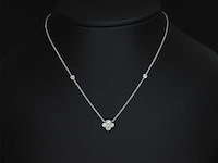 Witgouden collier met klaver vier hanger en diamanten - afbeelding 2 van  7