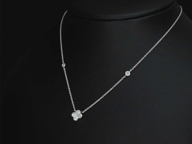 Witgouden collier met klaver vier hanger en diamanten - afbeelding 4 van  7