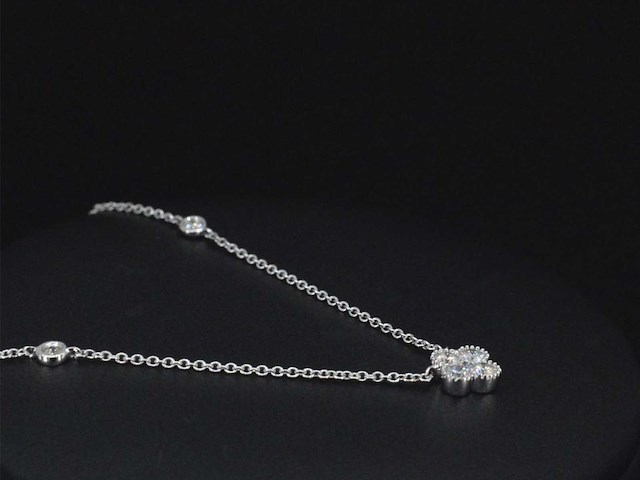 Witgouden collier met klaver vier hanger en diamanten - afbeelding 5 van  7