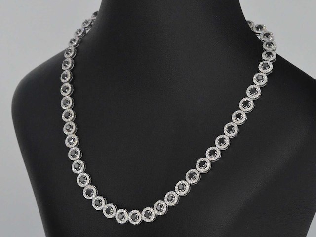 Witgouden collier met witte en zwarte diamanten 14.00 carat - afbeelding 4 van  8