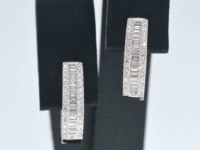 Witgouden creolen met diamanten - afbeelding 8 van  12