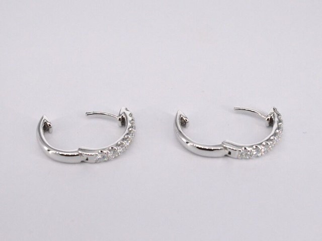 Witgouden creolen met diamanten - afbeelding 5 van  9