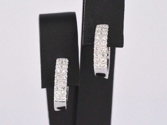 Witgouden creolen met twee rijen diamanten - afbeelding 1 van  8