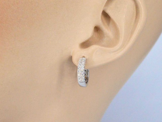 Witgouden creolen met twee rijen diamanten - afbeelding 2 van  8