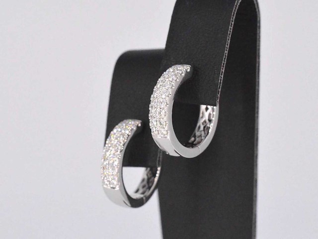 Witgouden creolen met twee rijen diamanten - afbeelding 4 van  8