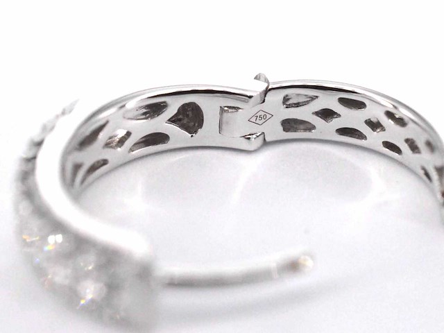 Witgouden creolen met twee rijen diamanten - afbeelding 8 van  8