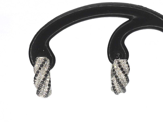 Witgouden creolen met wit en zwarte diamanten - afbeelding 1 van  7