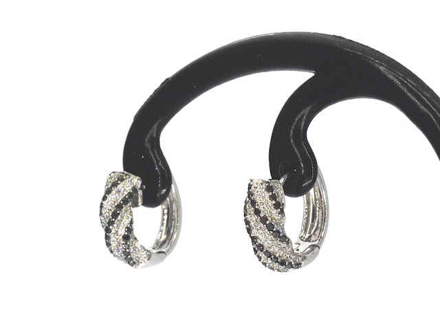 Witgouden creolen met wit en zwarte diamanten - afbeelding 3 van  7