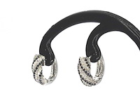 Witgouden creolen met wit en zwarte diamanten - afbeelding 3 van  7