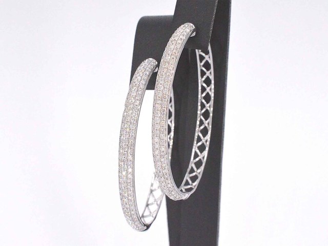 Witgouden creolen oorbellen met diamanten - afbeelding 5 van  10