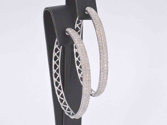 Witgouden creolen oorbellen met diamanten - afbeelding 6 van  10