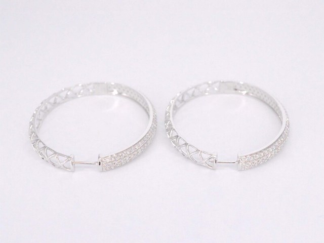 Witgouden creolen oorbellen met diamanten - afbeelding 7 van  10