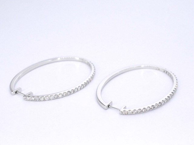 Witgouden creolen oorbellen met diamanten - afbeelding 5 van  7