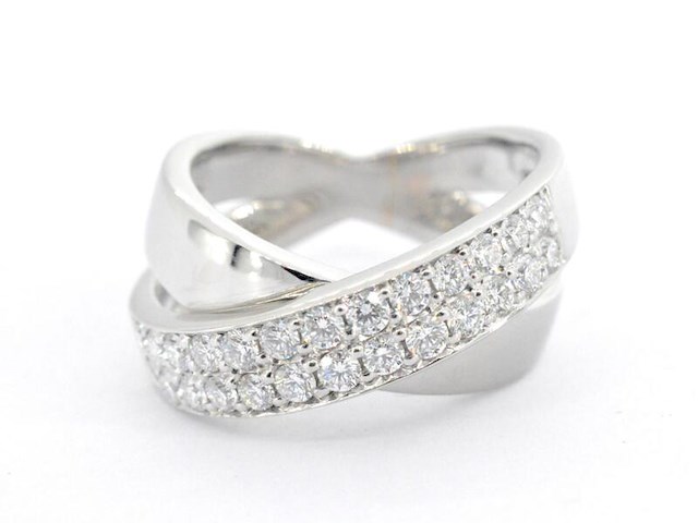 Witgouden cross-over rij ring met briljant geslepen diamanten - afbeelding 1 van  12