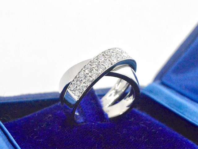 Witgouden cross-over rij ring met briljant geslepen diamanten - afbeelding 6 van  12