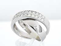 Witgouden cross-over rij ring met briljant geslepen diamanten - afbeelding 9 van  12