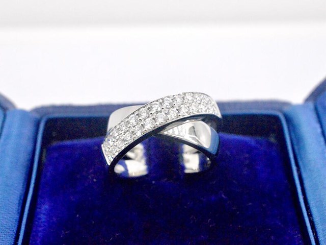 Witgouden cross-over rij ring met briljant geslepen diamanten - afbeelding 11 van  12