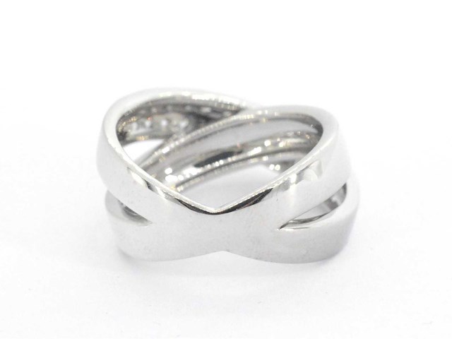 Witgouden cross over rij ring met briljant geslepen hoge kwaliteit diamanten - afbeelding 2 van  11