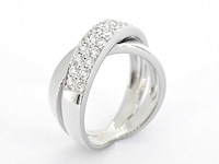 Witgouden cross over rij ring met briljant geslepen hoge kwaliteit diamanten - afbeelding 7 van  11
