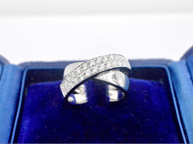 Witgouden cross over rij ring met briljant geslepen hoge kwaliteit diamanten - afbeelding 11 van  11