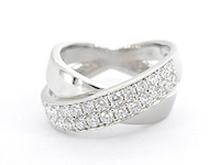 Witgouden cross-over rij ring met briljant geslepen kwaliteit diamanten