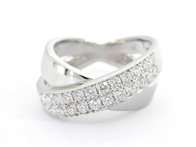 Witgouden cross over rijring met briljant geslepen diamanten - afbeelding 1 van  11