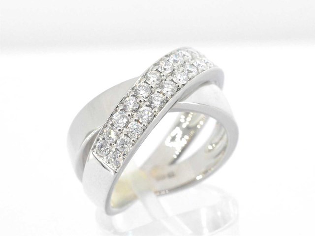 Witgouden cross over rijring met briljant geslepen diamanten - afbeelding 8 van  11