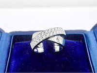 Witgouden cross over rijring met briljant geslepen diamanten - afbeelding 11 van  11