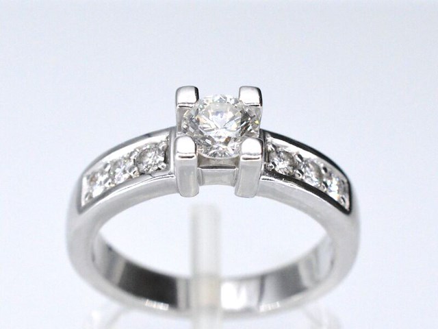 Witgouden demi-alliance met briljant en diamanten - afbeelding 1 van  7