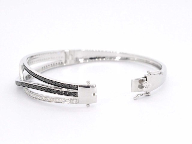 Witgouden design armband met witte en zwarte briljanten diamanten - afbeelding 6 van  6