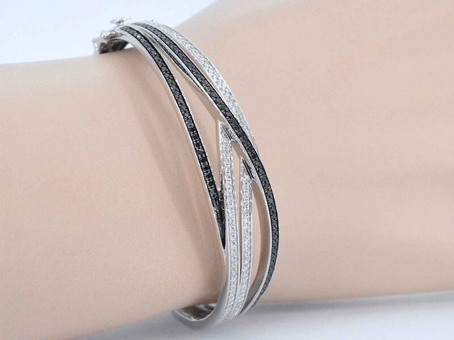 Witgouden design armband met witte en zwarte briljanten diamanten - afbeelding 2 van  7