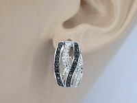 Witgouden design oorbellen met witte en zwarte (enhanced) briljant geslepen diamanten - afbeelding 3 van  10