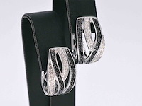 Witgouden design oorbellen met witte en zwarte (enhanced) briljant geslepen diamanten - afbeelding 6 van  10