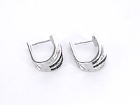 Witgouden design oorbellen met witte en zwarte (enhanced) briljant geslepen diamanten - afbeelding 7 van  10